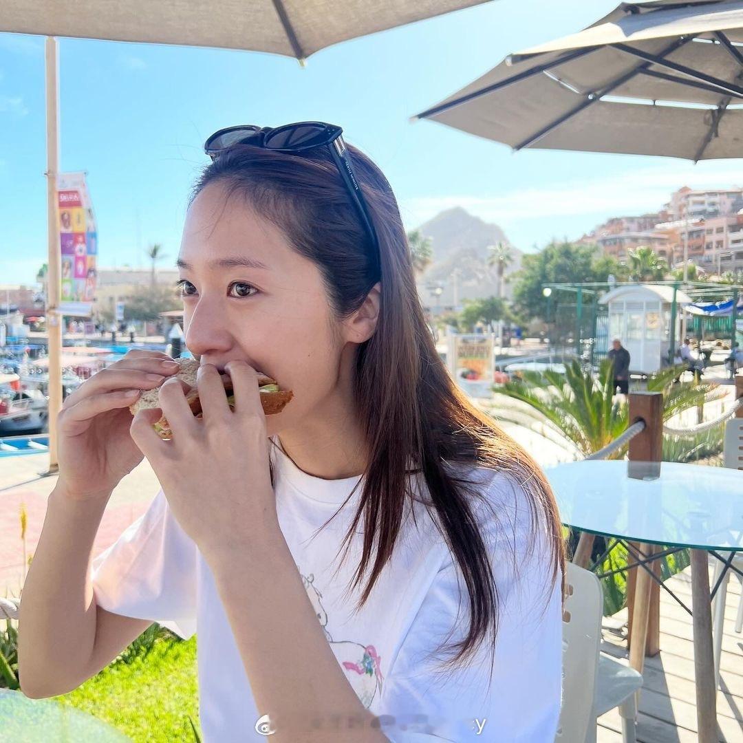 Krystal郑秀晶ins近照，横跨了夏冬两个季节～ ​​​