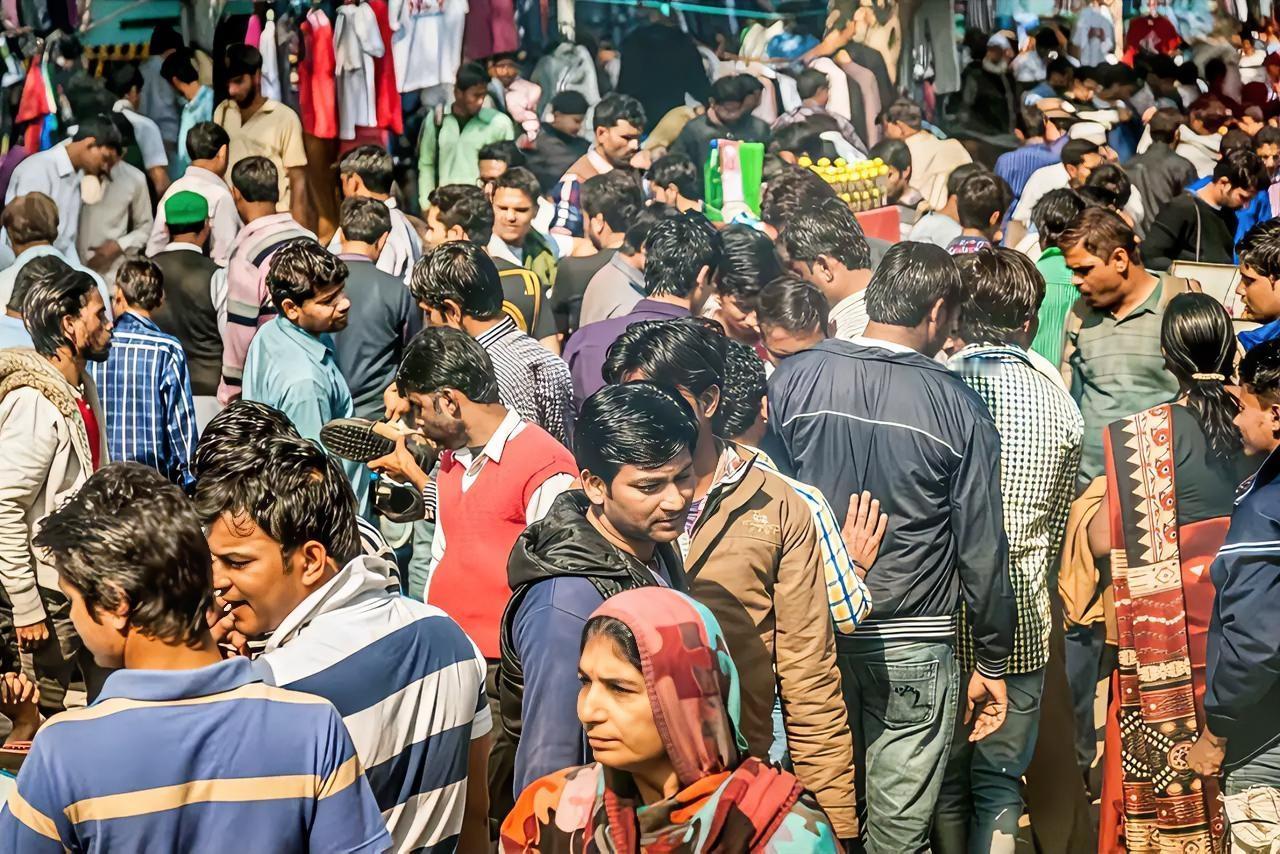 这个世界疯了！  
日本打算引进5万印度人才，俄罗斯要引进7万印度劳工，德国宣布