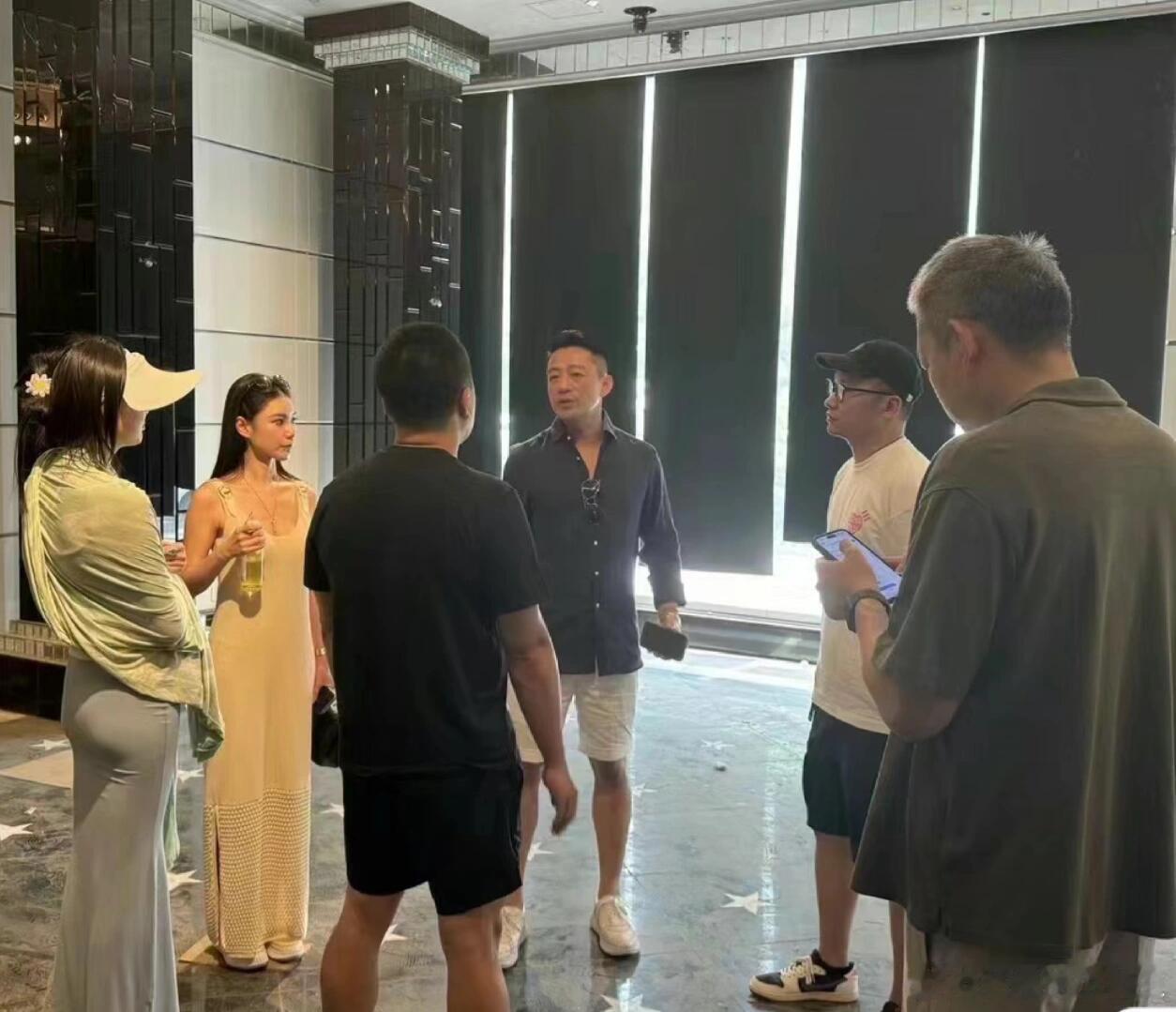 汪小菲夫妇与晚晚夫妇同框，没想到的是，他们这两对夫妻被拿来比较了，Mandy身穿