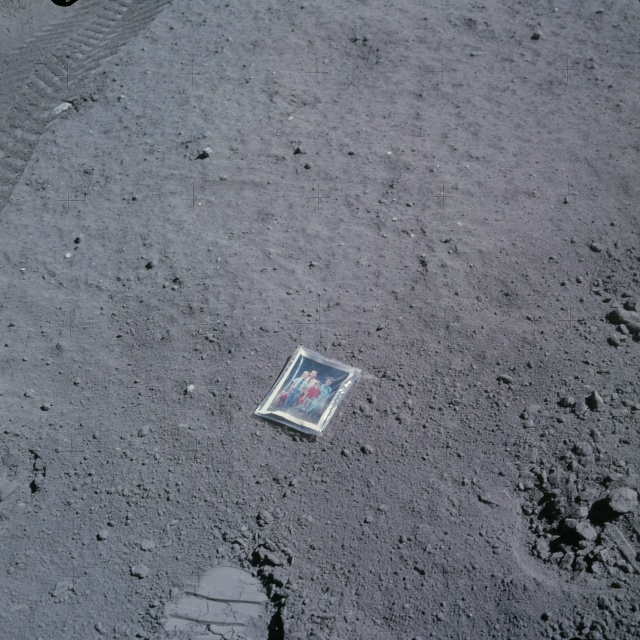 1972年，宇航员在月球上留下了一张全家福。 