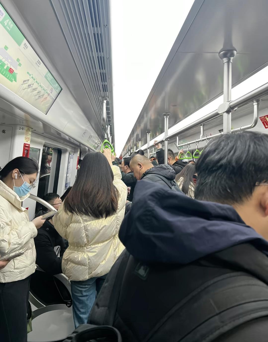 在广州住城中村，每个月房租占工资三分之一，太难攒钱

常年挤四号线往返番禺市区，