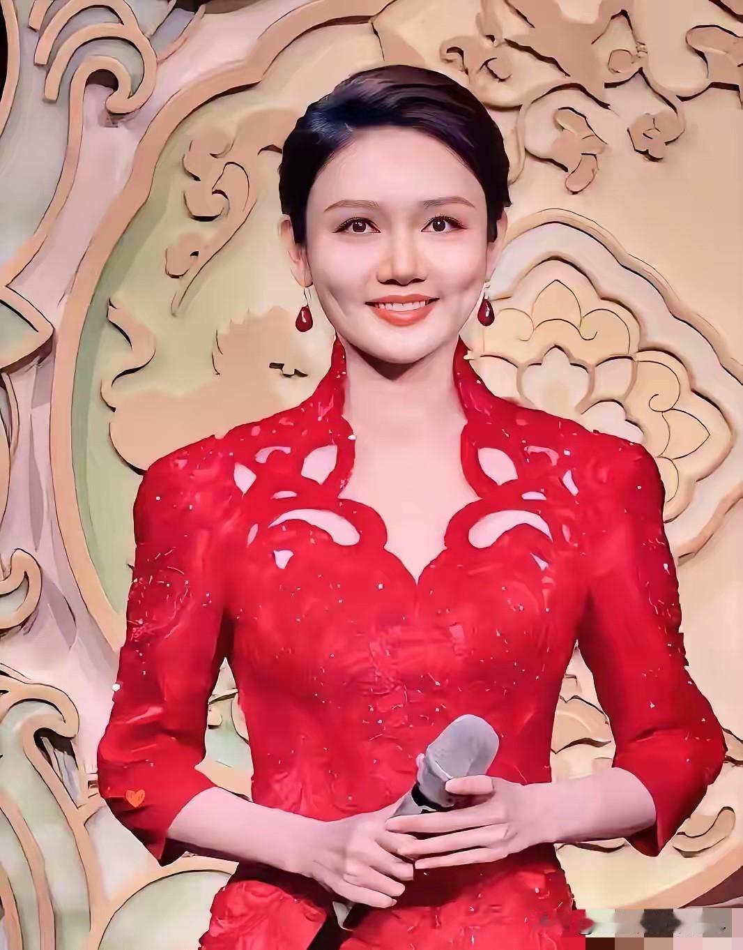 不知道大家发现没
主持人龙洋的酒窝
总感觉有些怪怪的
因为一般普通人的酒窝
都是