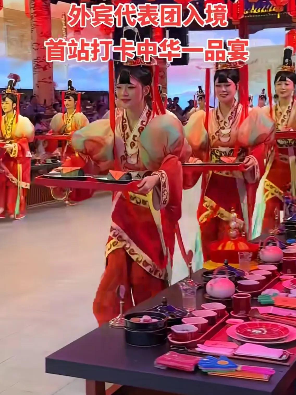 这就是鼎鼎大名的《中华一品宴》的姑娘们在跪着为老外服务的镜头！有没有一种被羞辱被