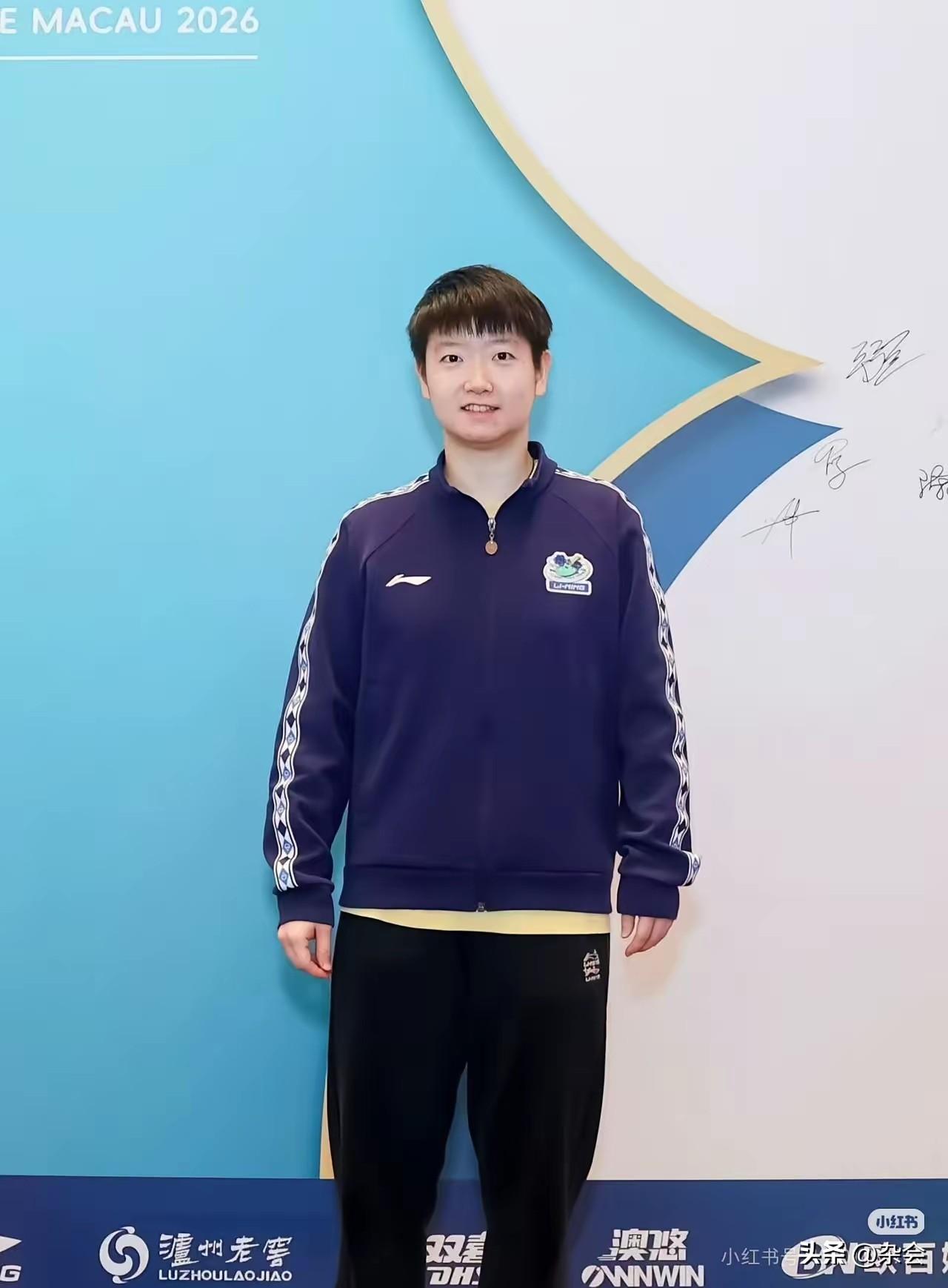 莎莎今晚也太可爱了吧！
晚宴前的套圈游戏玩得好认真，笑起来简直像个小太阳，治愈满