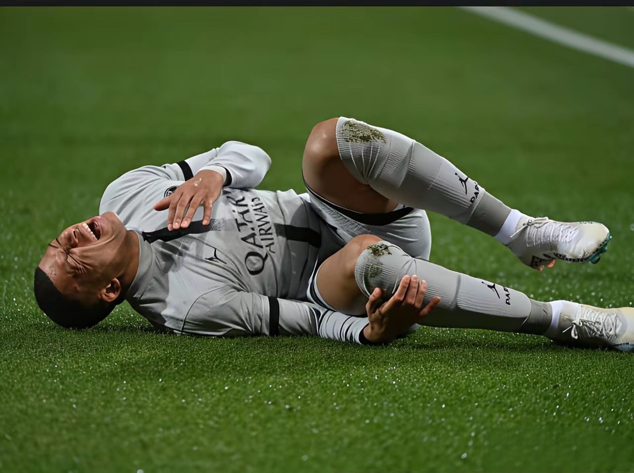 姆巴佩“见势不妙”要重新站队据相关媒体透露，姆巴佩因腿部不适将缺席皇马主场对阵曼