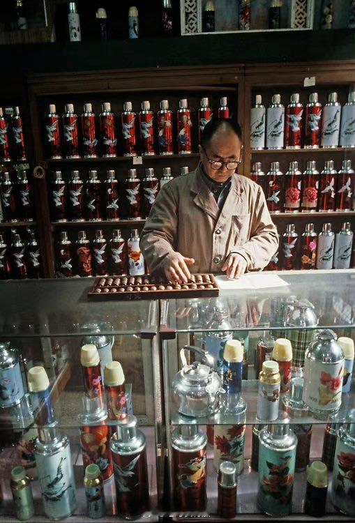 1979年北京一个卖暖水壶的柜台。中国商店距离封闭柜台模式并没有很久，印象中不到