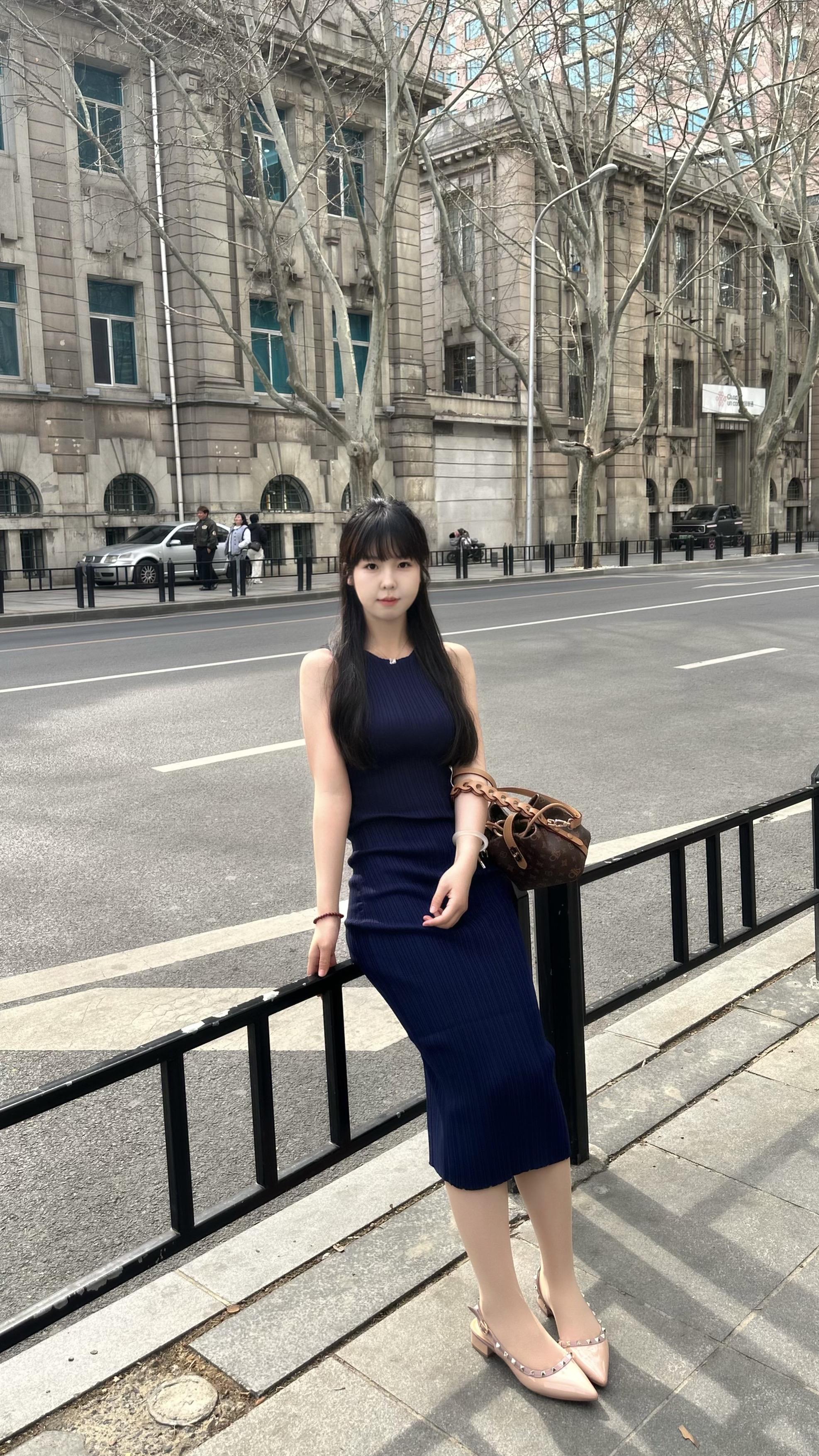 想审视她 但又忍不住欣赏她