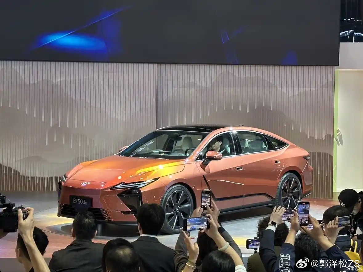 2025上海车展 新ES全球首发，不是哥们儿…侧面这条黑线什么意思[晕][晕] 