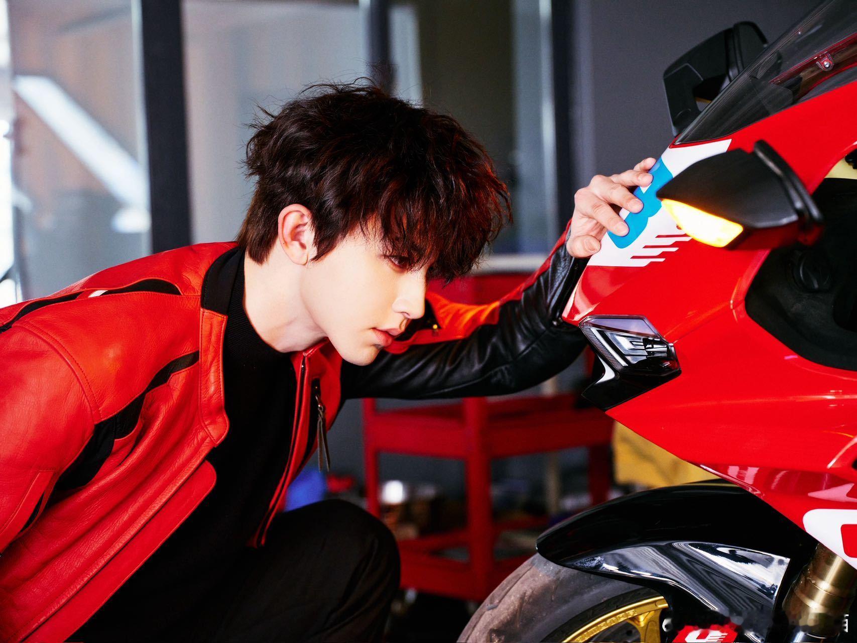 郭俊辰看飞驰人生3代入感谁懂郭俊辰看飞驰3的共鸣感！赛场引擎轰鸣，车手攻克难关的