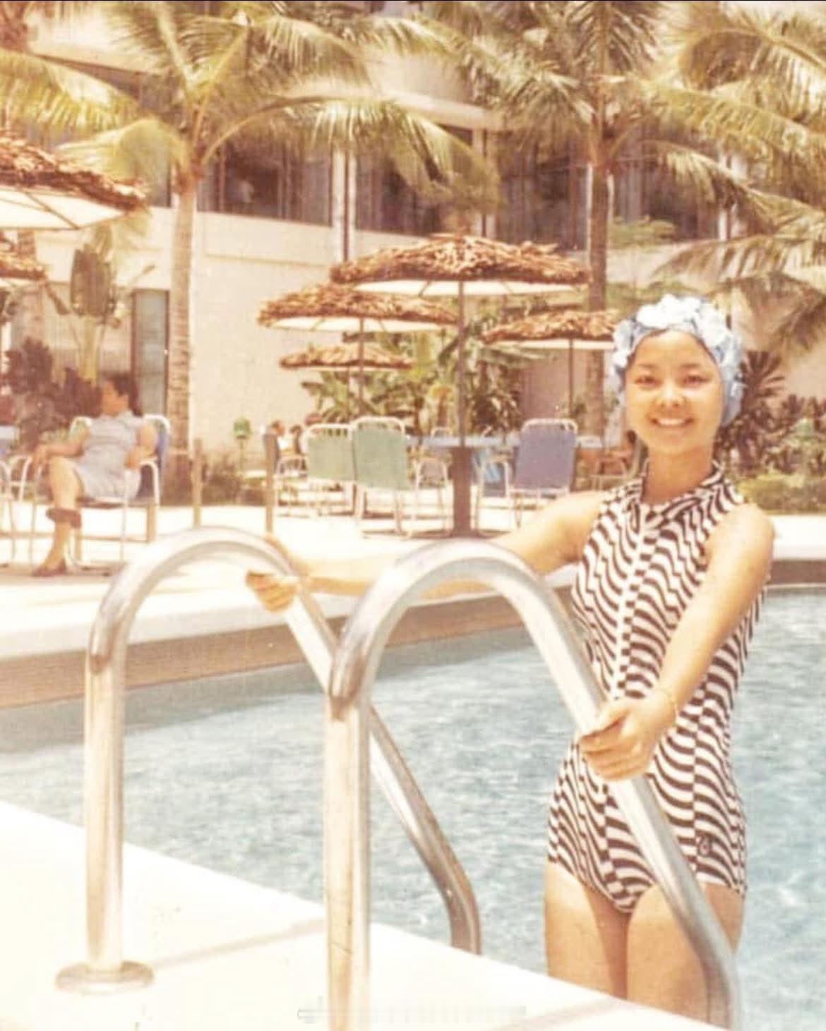 1971年新加坡香格里拉饭店。背景坐着的是寸步不离的邓妈妈。（FB） 