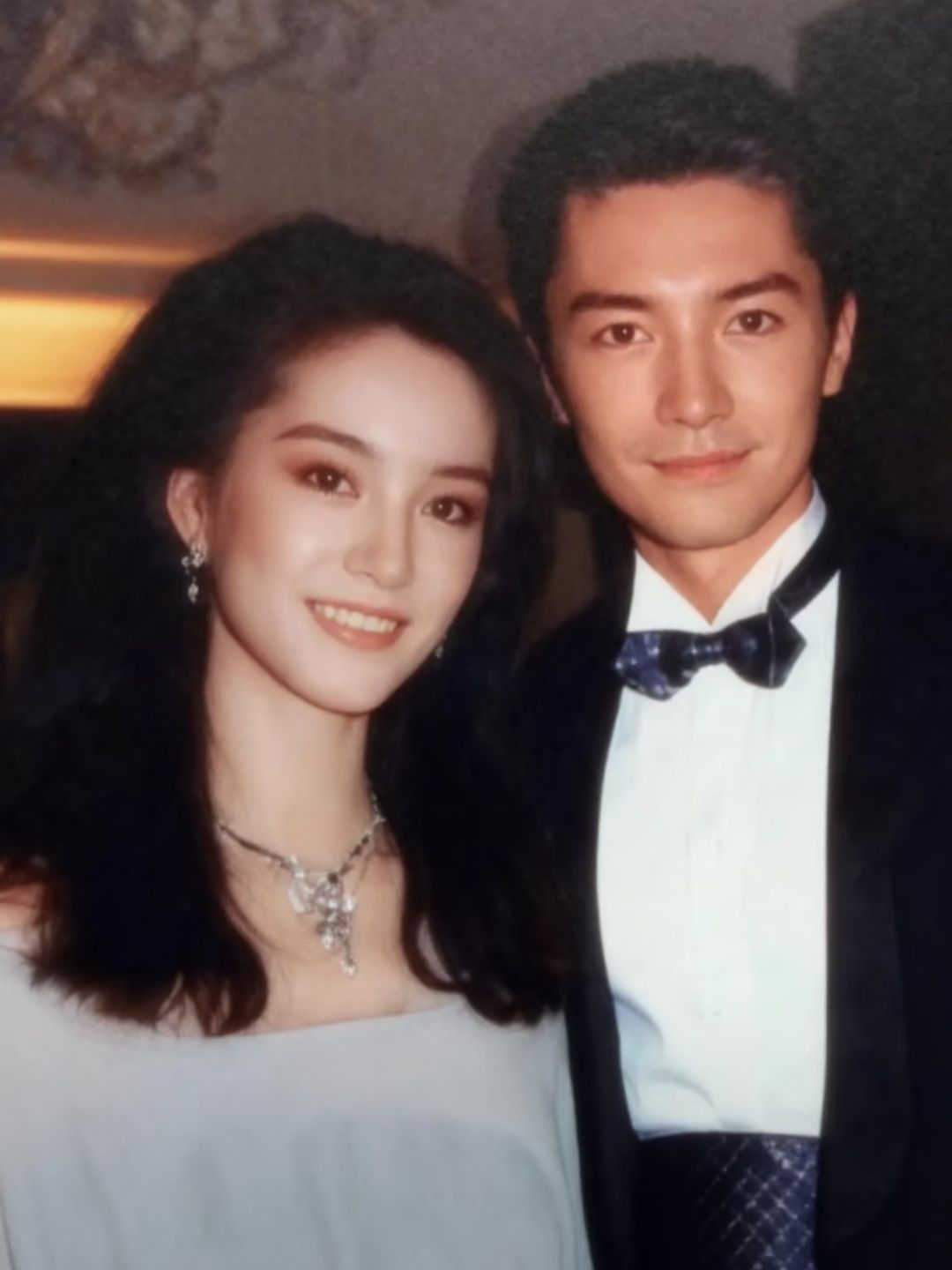 惊为天人考古林青霞早期 简约的浅色系礼裙配精致珠宝，港风氛围感太绝了 