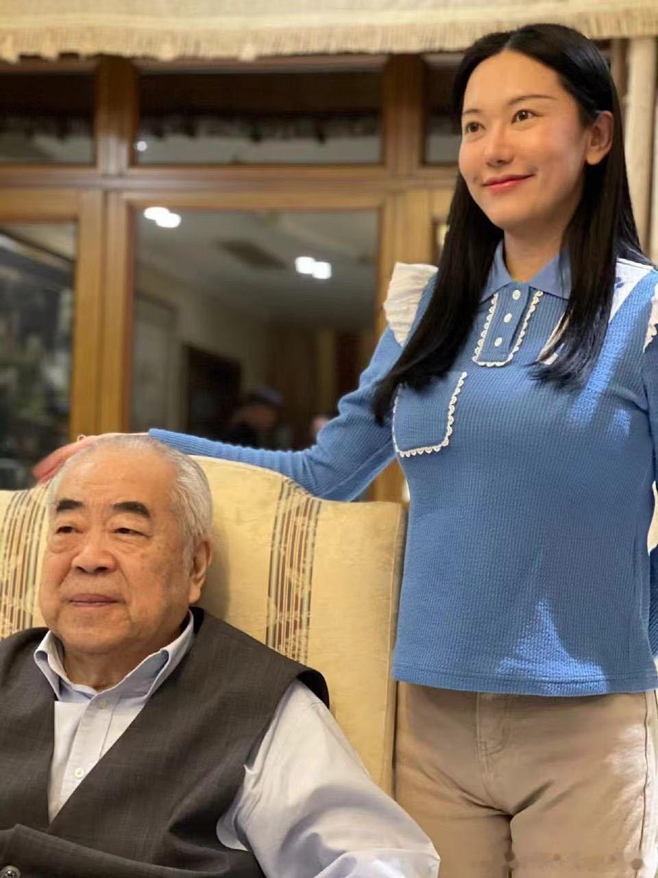 八十六岁的范曾先生[哈哈] ​​​