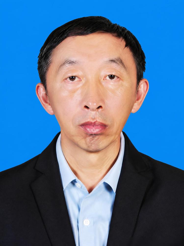 方友泽，男，苗族，1962年5月生，今年63岁，中共党员，四川省宜宾市兴文县退休