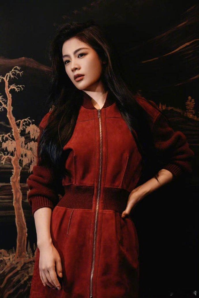 明星车内车外反差感不是在镜头前才精致，而是在每个间隙都认真对待自己；赵雅芝、潘粤