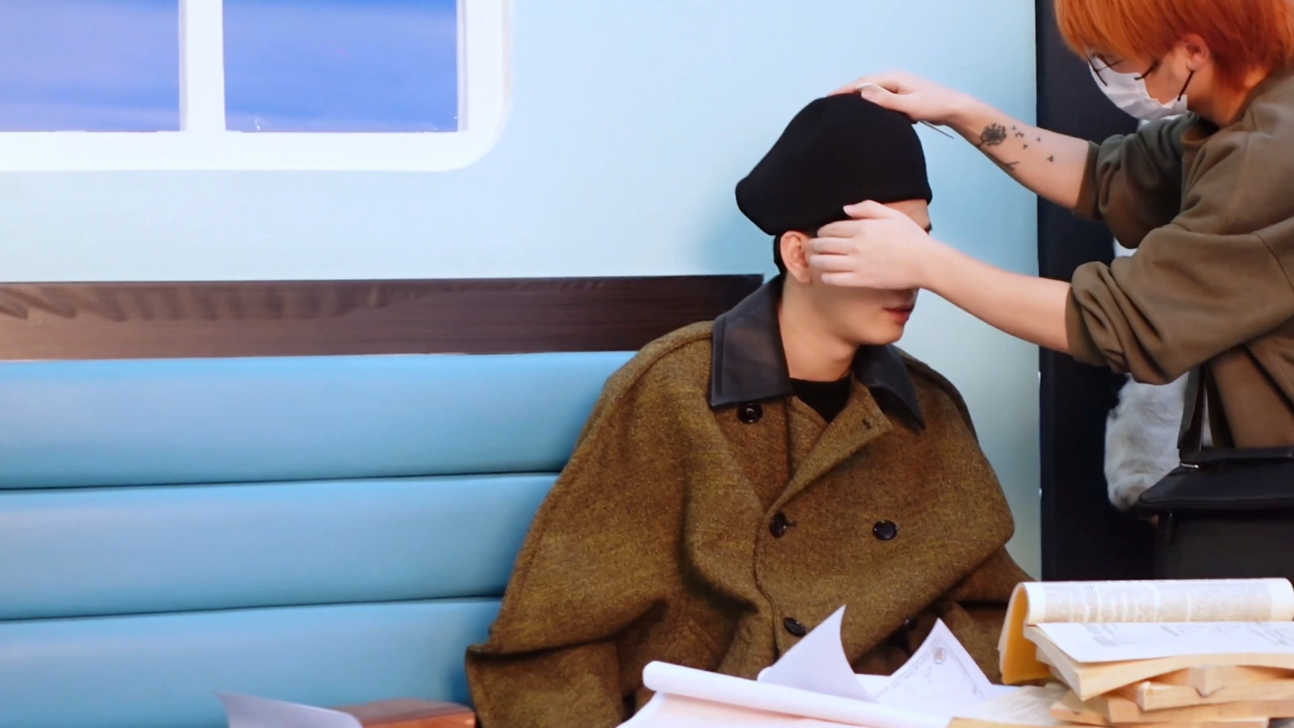 一拳锤进墙里听了三个小时、 