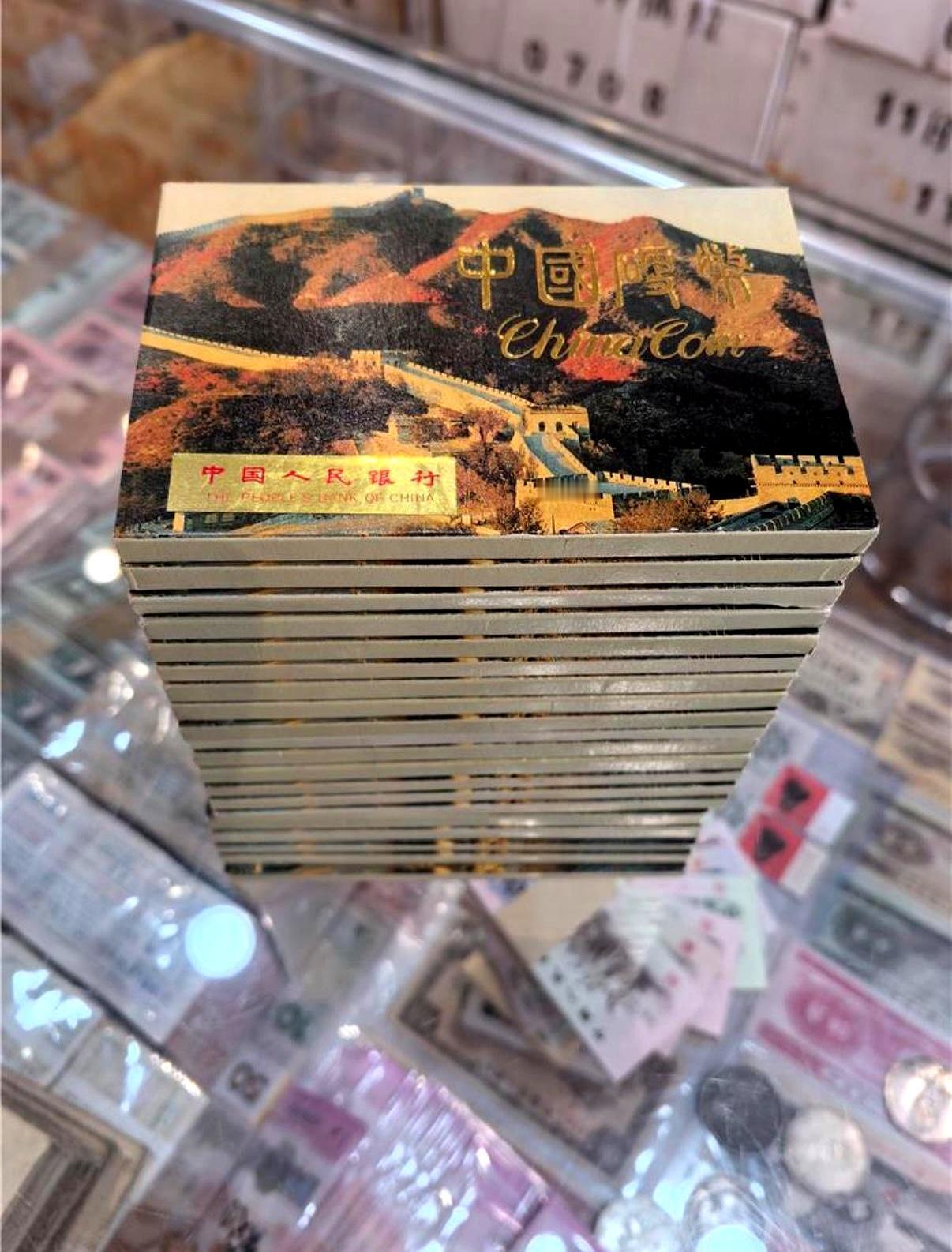 昨天去卢工溜达，那场面，冷清得能淡出个鸟来。
偌大个邮币卡市场，摊主比顾客都多。