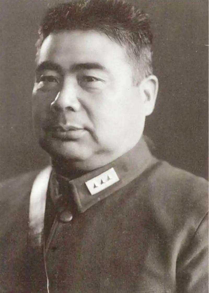 冯玉祥体格魁梧，虎背熊腰，不仅武艺出众，喊操更是声如洪钟。不论风雨，他每日坚持带