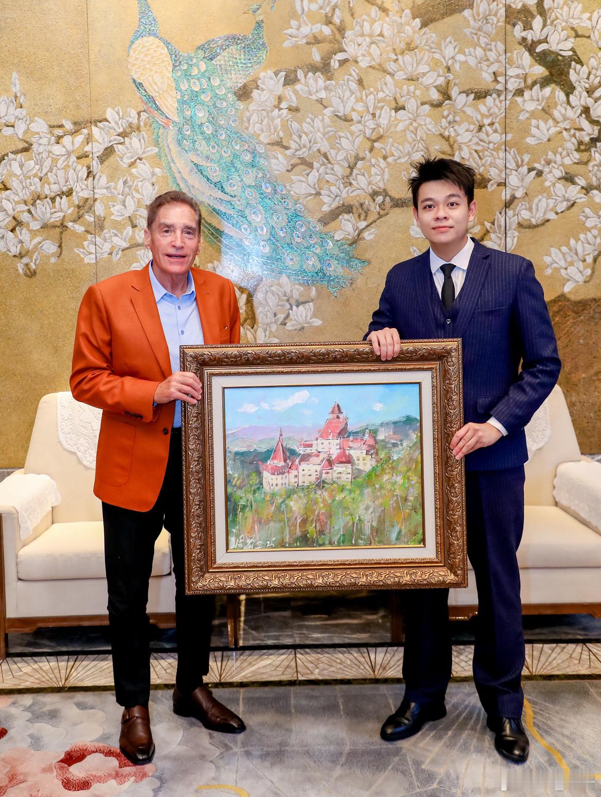 周密会面罗马尼亚前总理彼得·罗曼！总理阁下还收藏了周密的油画作品《德古拉城堡》?