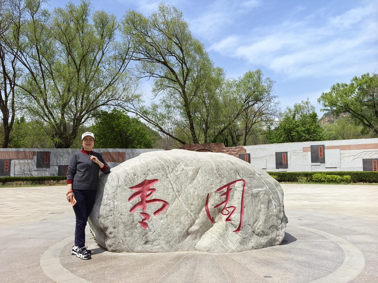 几回回梦里回延安
双手搂定宝塔山
革命圣地
伟大史诗