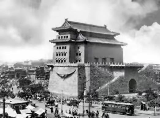 1940年，参加完日军“圣战”三周年庆典的大汉奸吴菊痴正乘坐人力车赶路。突然，一