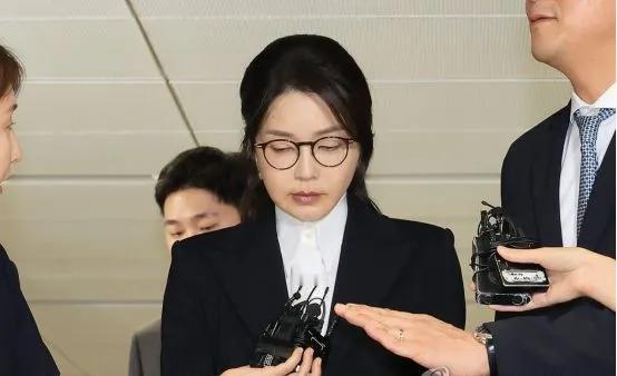 苦不堪言，对尹锡悦的妻子金建希的羁押时间由08月12日一直延长到08月31日。对
