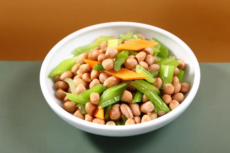 你问我答 花生米和黄瓜能同食。花生米是花生的种子，富含蛋白质、维生素、脂肪等；黄