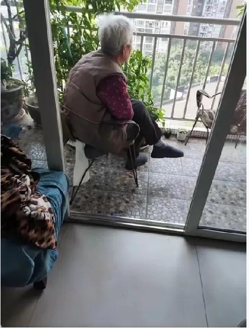 人老了，孤独会随之而来，小时候，有父母、兄弟姐妹，有同学，有老师，长大了踏上社会