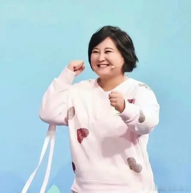 #贾玲 在完成对喜剧人身份的迭代#贾玲最开始是相声演员，到如今大银幕的顶流！她的
