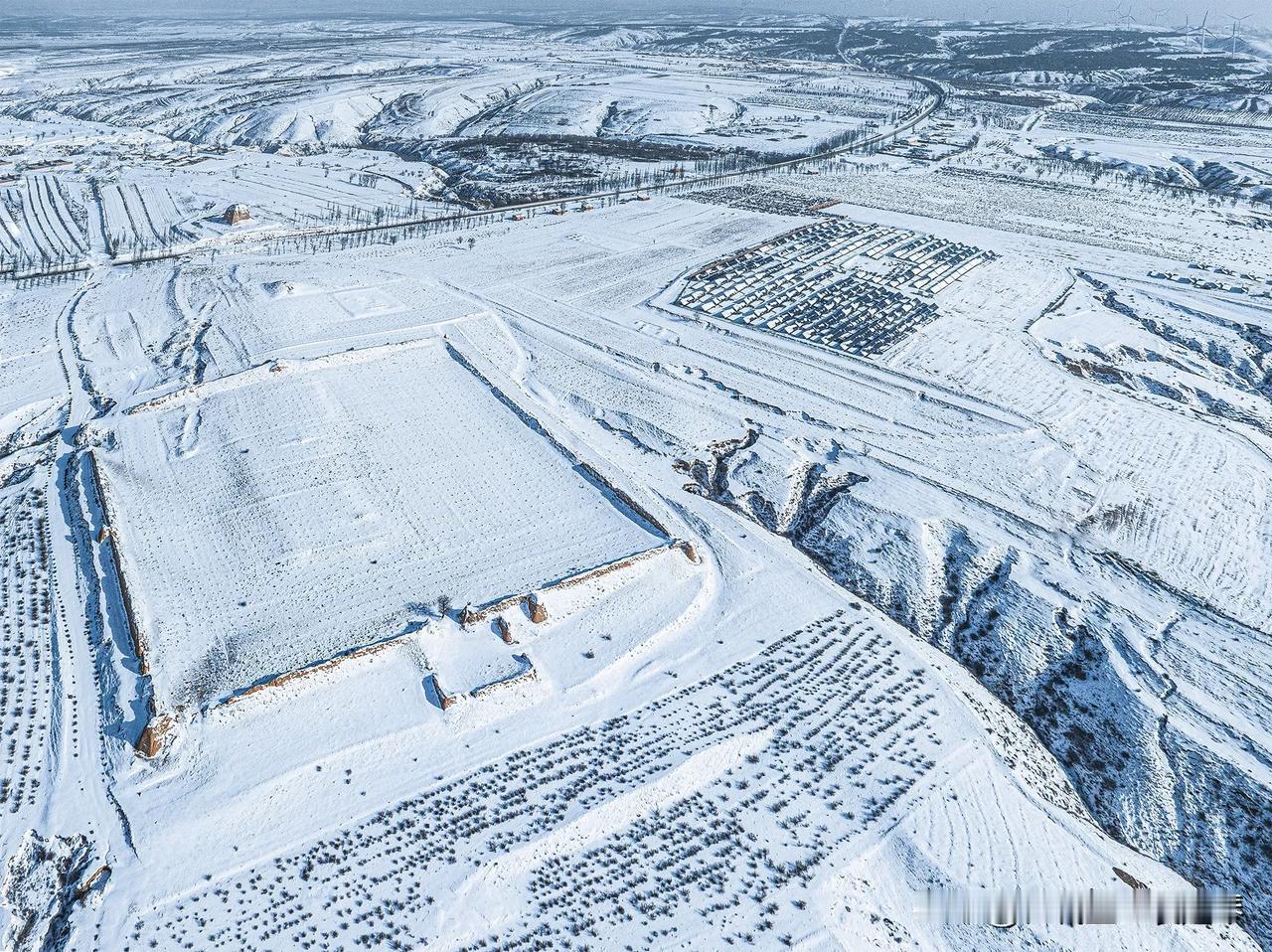 窑山墩堡遗址，位于大同市新荣区西村乡大窑山村南的临沟台地上，109国道运煤专线北