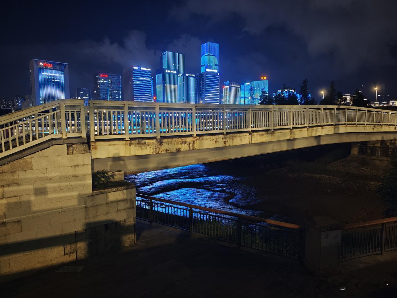 福州渔民出海归来，满载收获的渔船缓缓驶入港头河，停泊在仓山打索埕巷一带。
夜晚漫