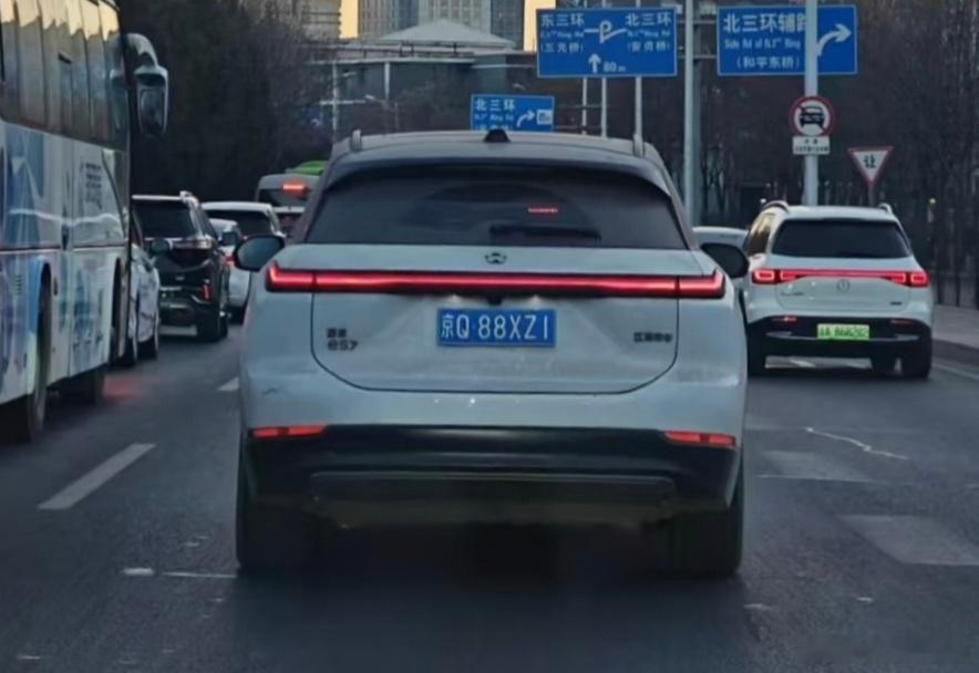 群友偶遇的蓝牌蔚来ES7。跟旁边的奔驰EQB一比，一下子就能感知到【绿牌】的设计