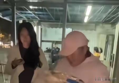 鹅腿阿姨儿子直接怒骂顾客“不吃滚出去，给你惯的坏毛病”！说实话，看到这个新闻很惊