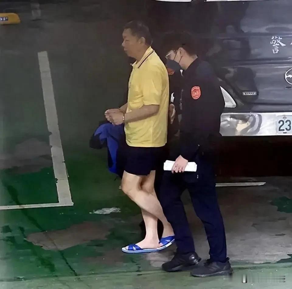 柯文哲最近可是经历了一场大戏，这戏码比那些偶像剧还精彩，还带点现实主义的残酷
1