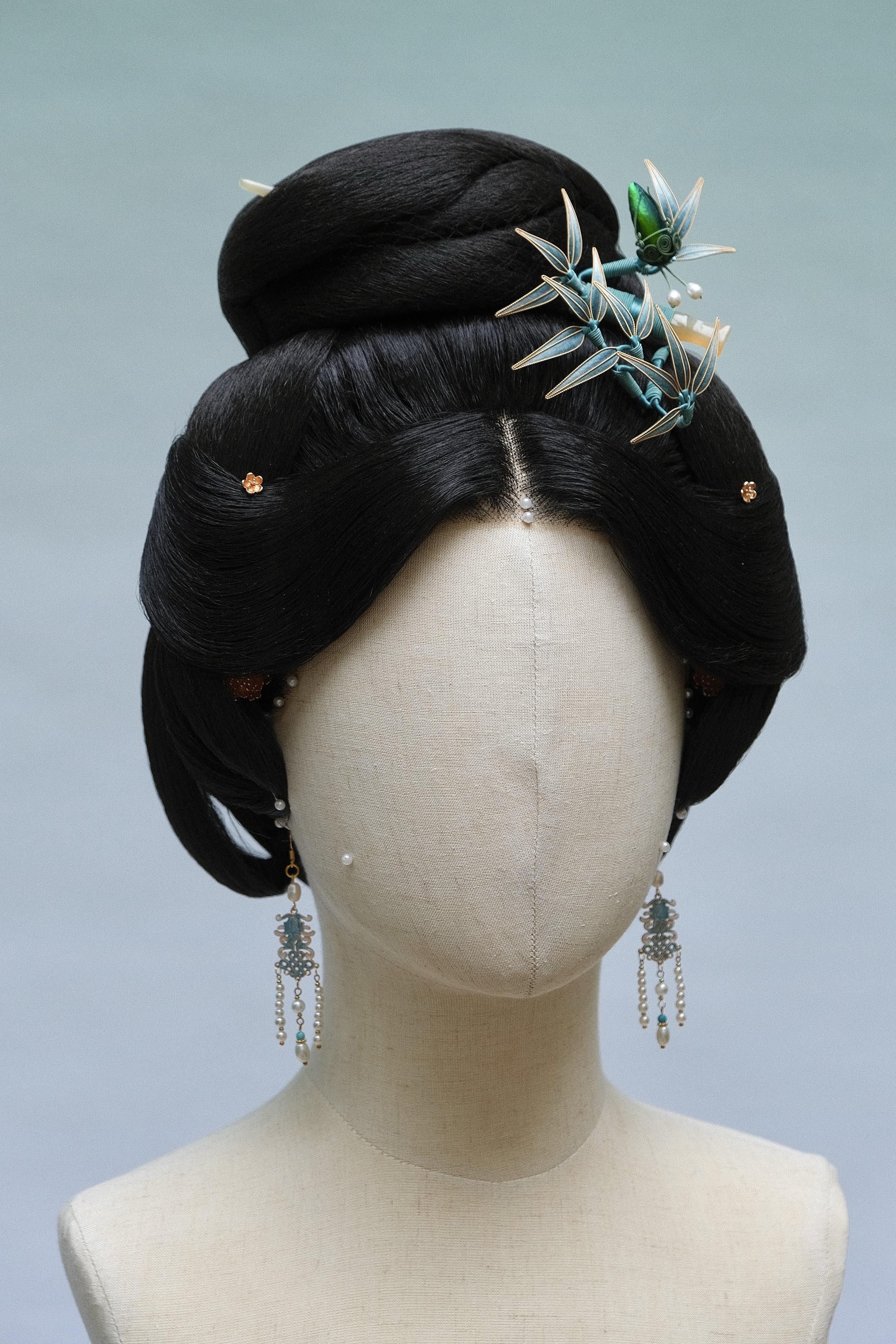 满头珠翠自是明媚华美，鬓间斜插一枝亦有清丽之姿……簪钗佩戴参考。