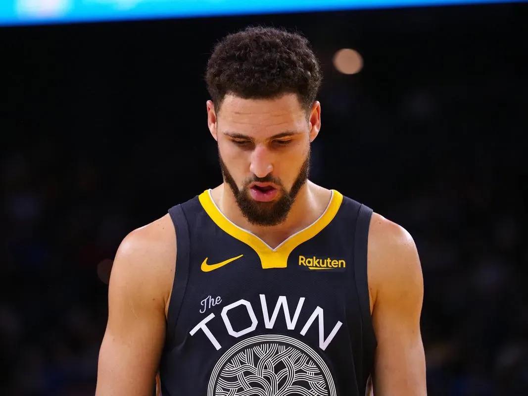 库里、克莱半场合计13中1，三分10中1[恐惧][吐血]
克莱半场2分，库里半场