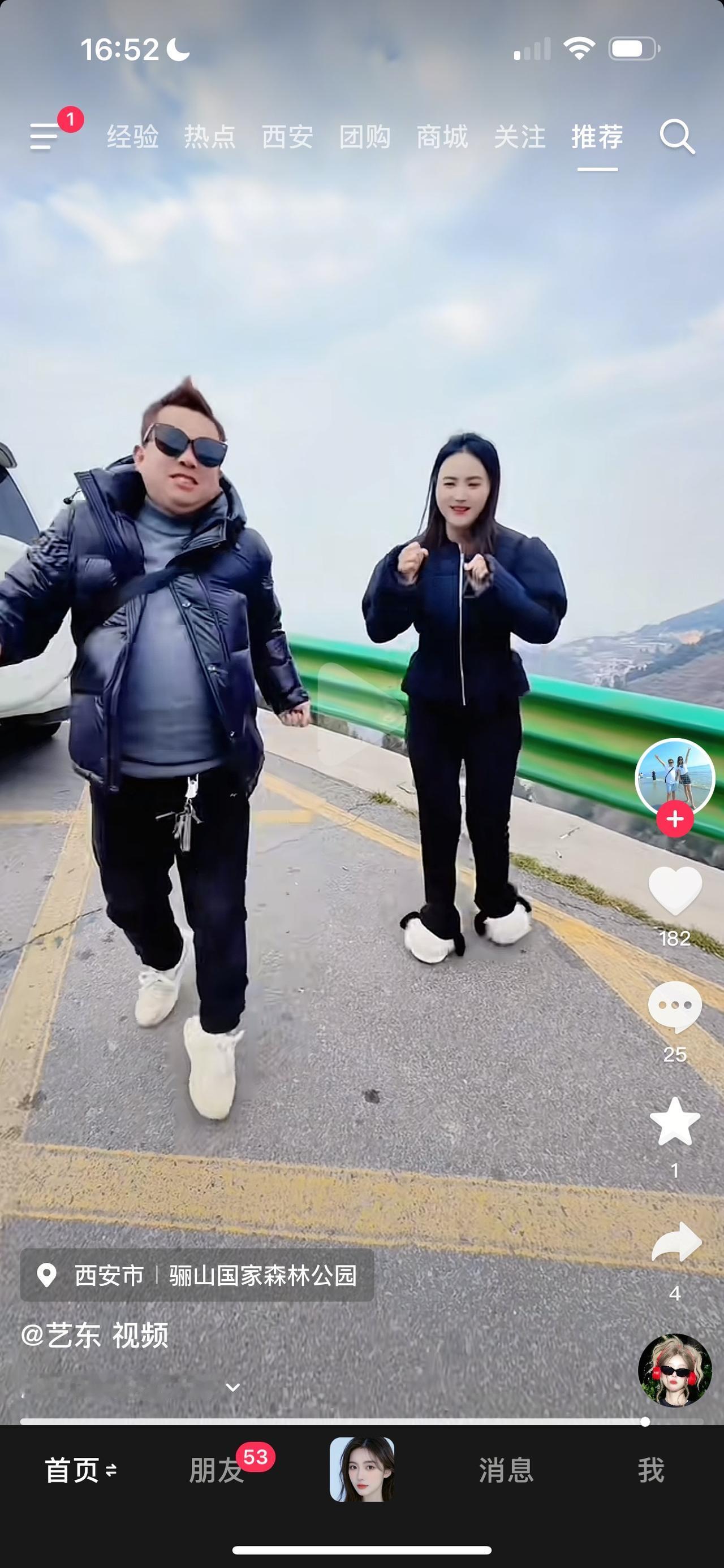 网红柳艺东带她的爱徒木儿在骊山路旁、山顶等地方跳舞歌唱，手舞足蹈，二人十分开心，