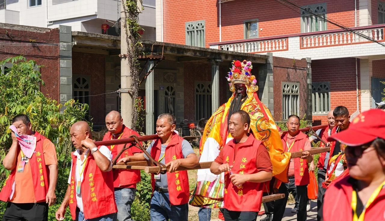 据考证罗溪龟峰岩关帝神像距今有数百年历史，身高约1.41米，神像雕刻于明末年间，