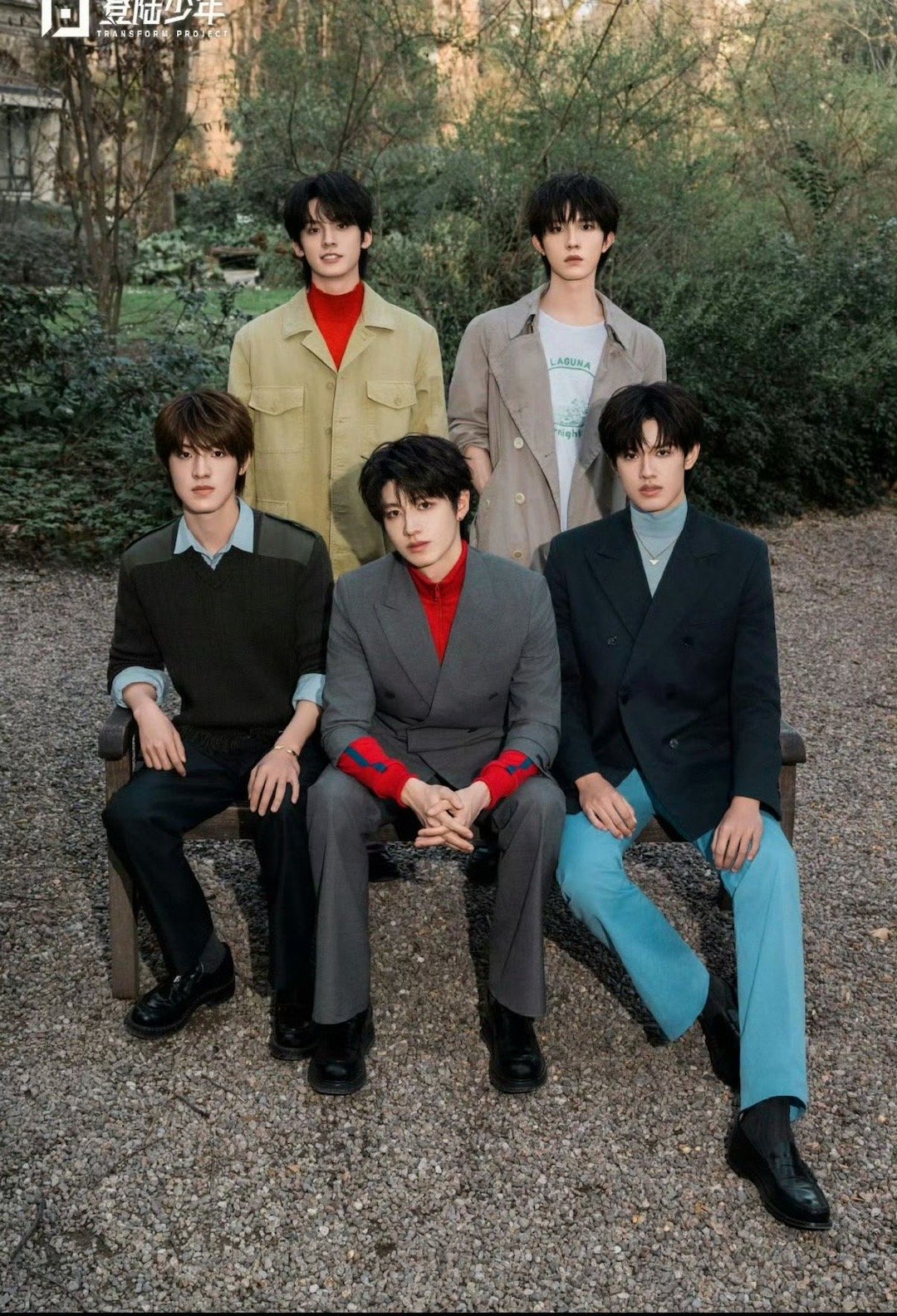 TOP和谷爱凌合照登陆少年团朱志鑫 、苏新皓、张极、张泽禹、左航与谷爱凌同款，这