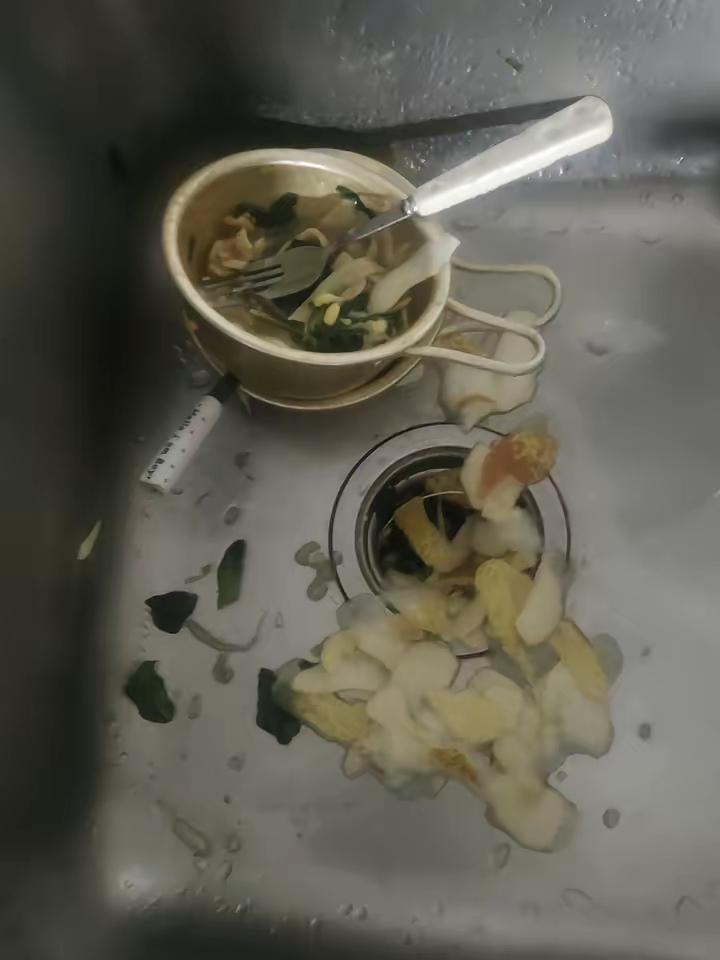 事儿真不少？
儿媳不干活，专爱挑毛病，看到俺把土豆皮削倒水池里，就开始嘟噜唠叨，