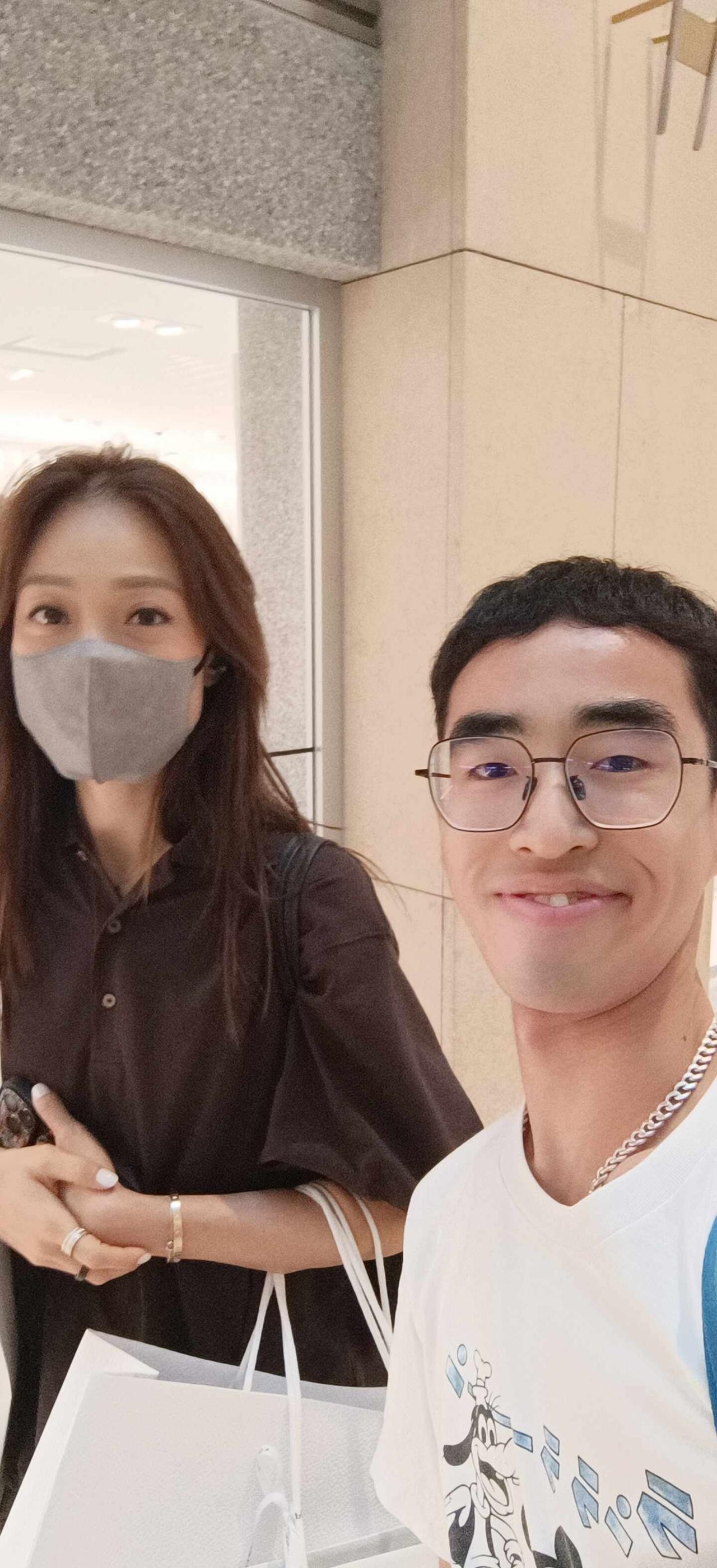 偶遇容祖兒
完全沒想到，在商場走著走著竟然會偶遇容祖兒。
	
真人真的很美，也很