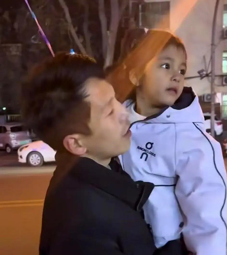 李超群直播翻车，一句“你们懂什么当爹的苦”把粉丝直接劝退几十万。
从两百多万掉到