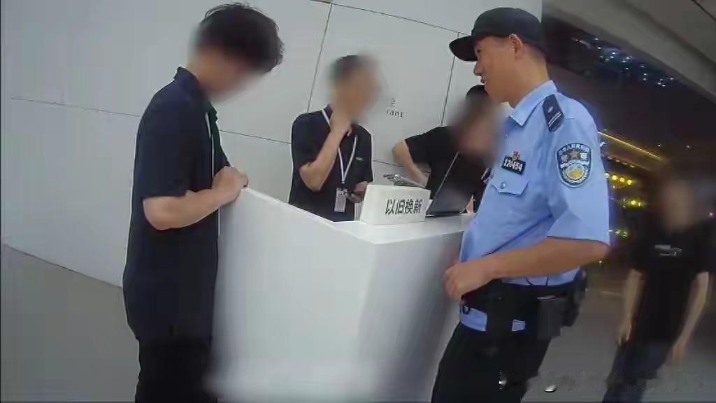 就在前几天，宁波鄞州一家手机店里，店员小王接待了一位姑娘小李。她一口气买下5部新