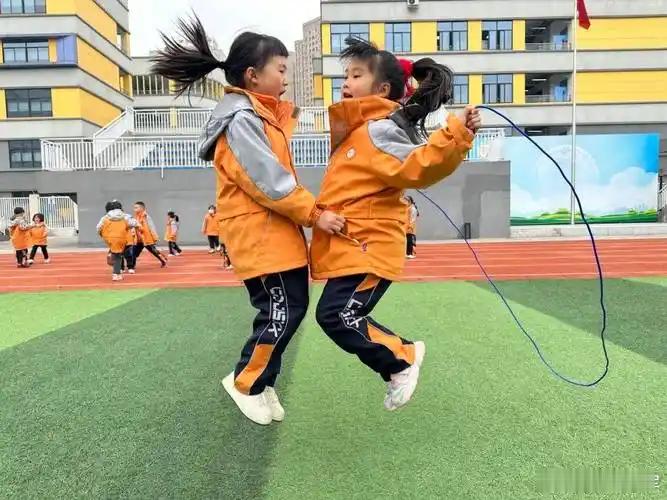 一句春天养娃口诀多晒太阳多蹦跳，少坐少怒肝气调，春风一吹筋骨长，一年身高往上飙！