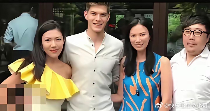 邓文迪携小男友与苏芒等人的一张留影，小男友阳光而高大帅气。 