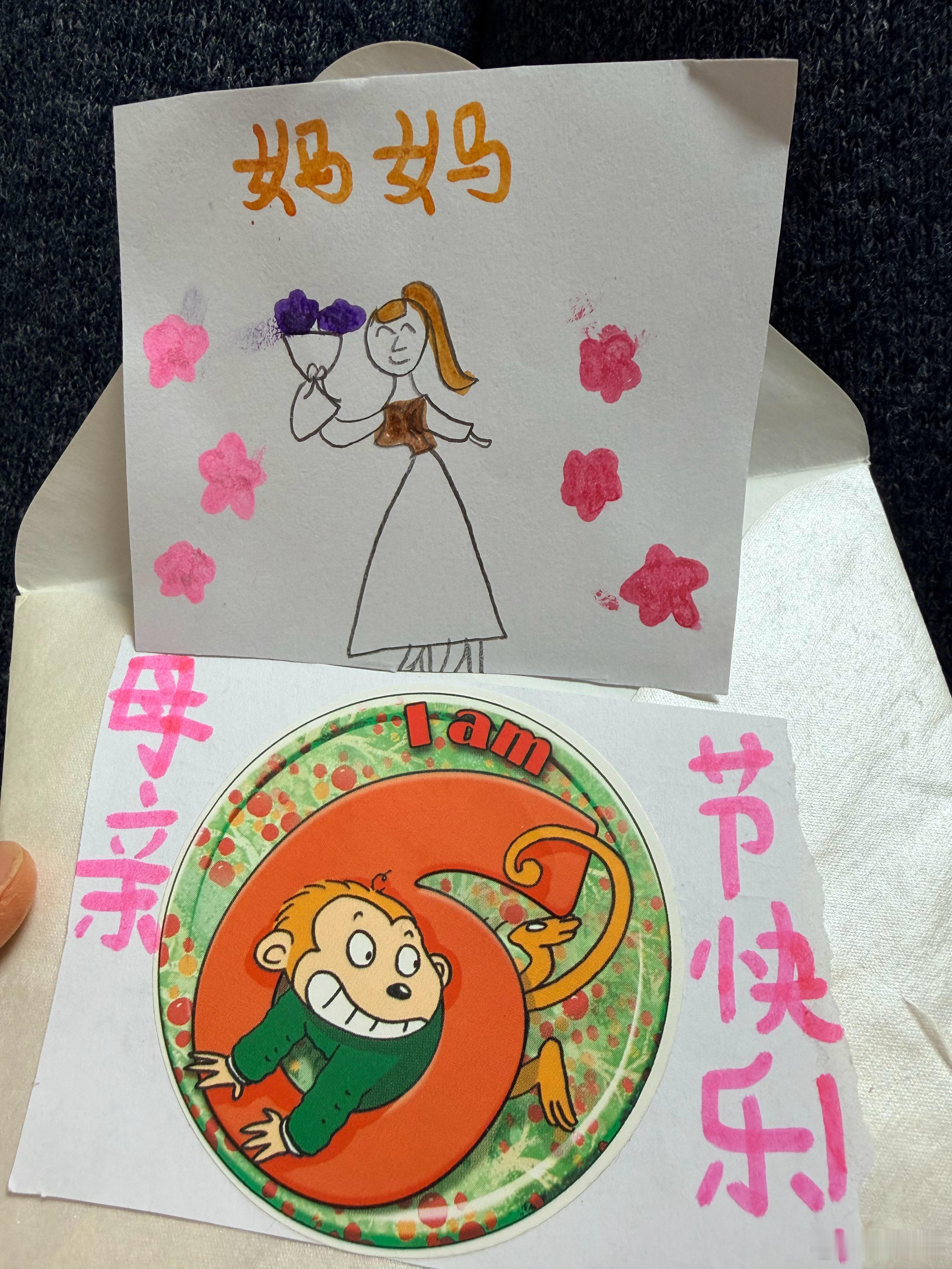 上个月我母亲节时收到的礼物如图贴纸是她节日前两天英语考了100老师让她选的贴纸，