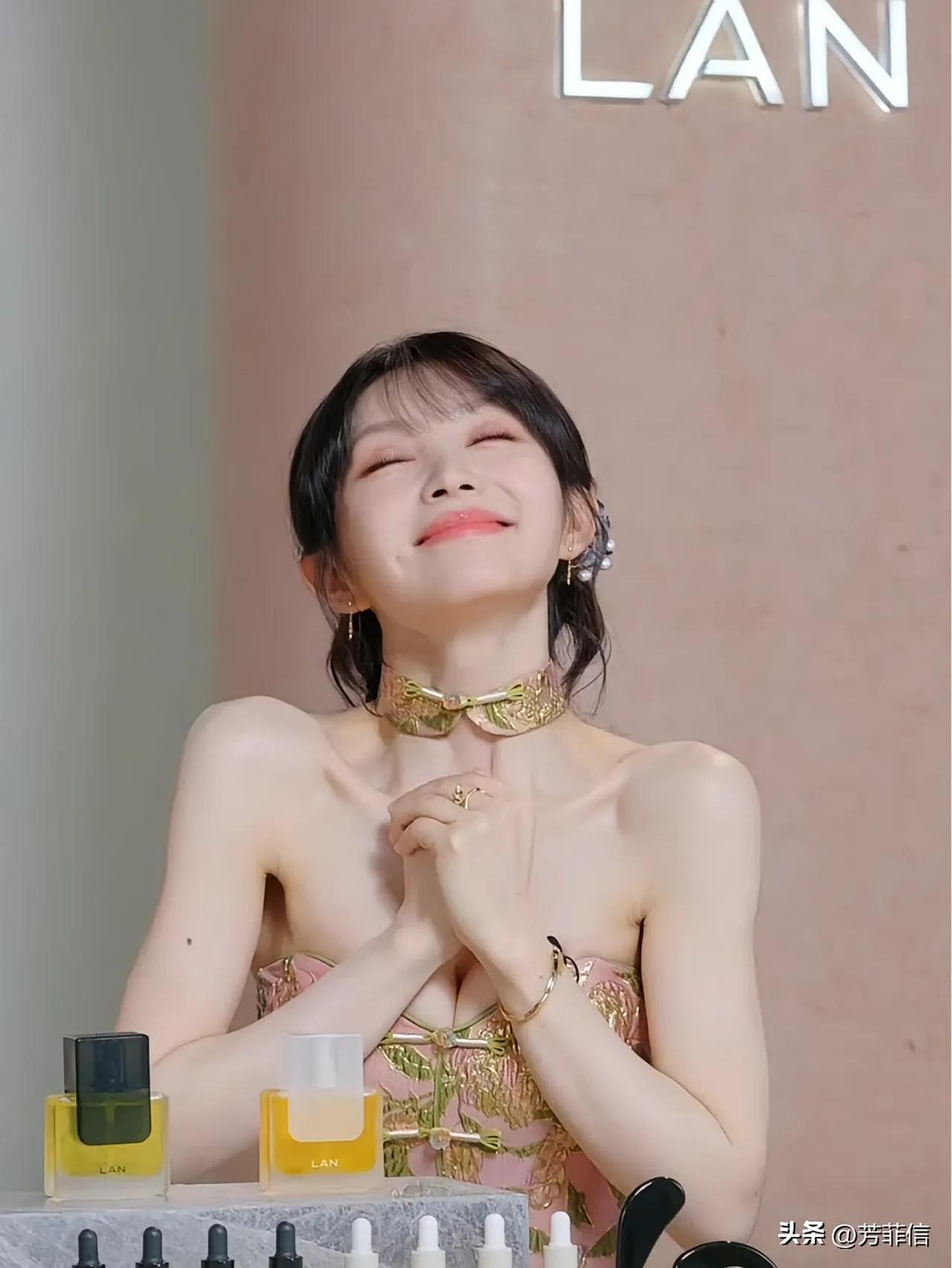 田曦薇真的好瘦，怪不得同剧组毛林林说她只有70多斤。
巴掌脸、细胳膊、肩膀单溥、