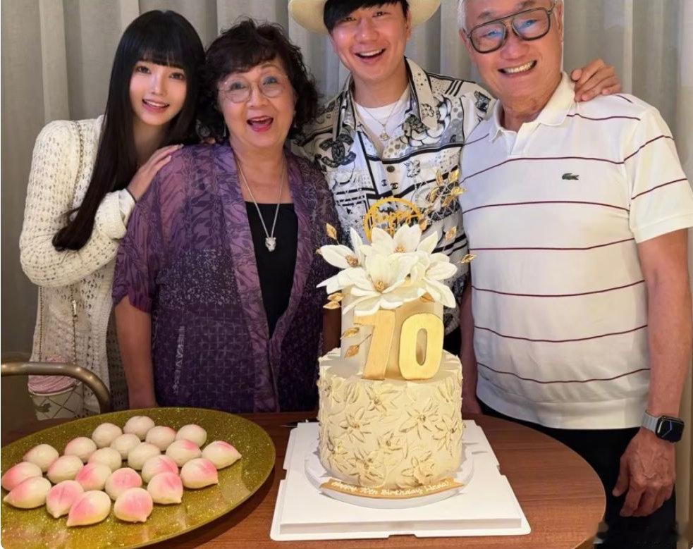 林俊杰妈妈回应是否喜欢七七，态度微妙力挺大儿媳：两年生俩很辛苦 