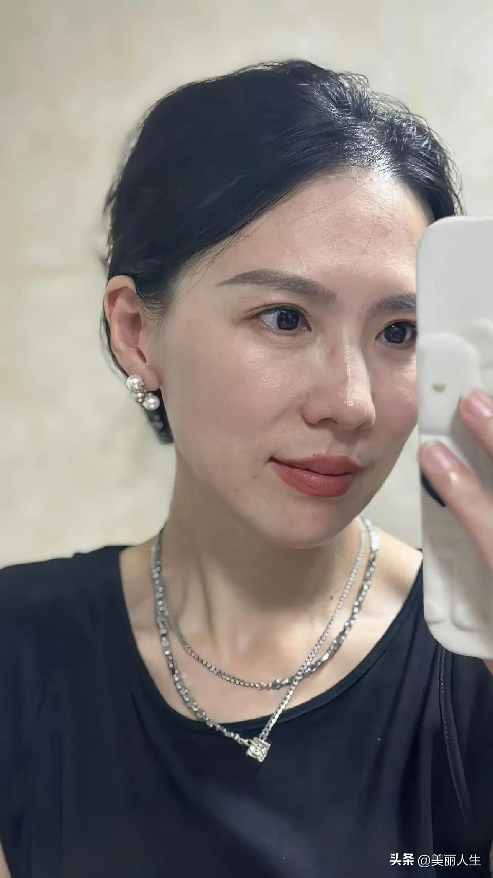 幸得识卿桃花面，从此阡陌多暖春。