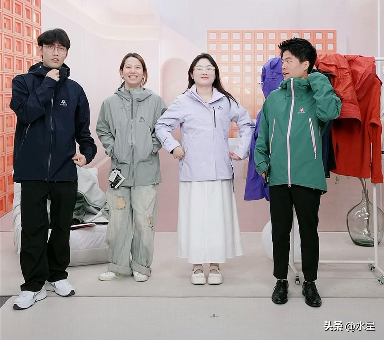 在与辉同行直播间买衣服主打一个真实
绝对不会有买家秀和买家秀的尴尬
一排四个模特