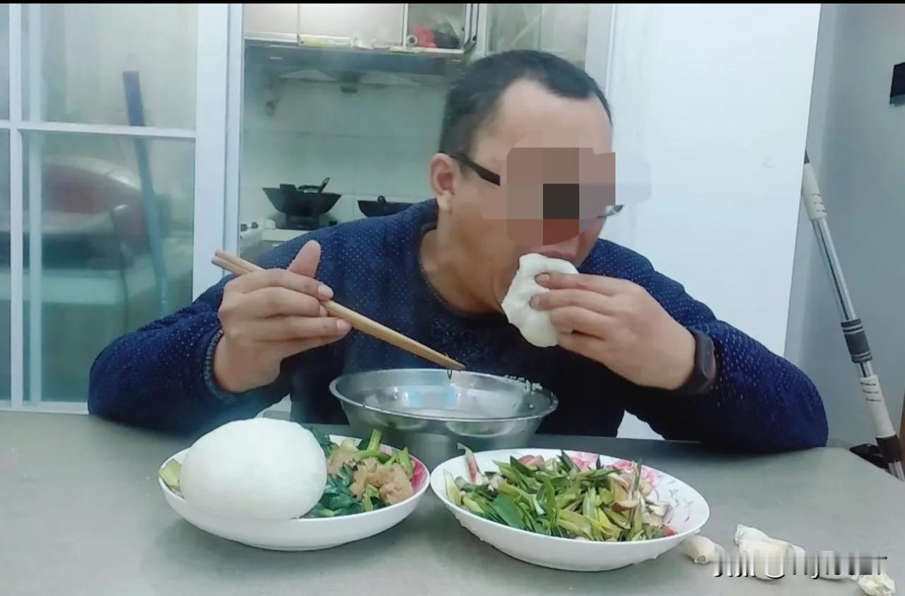 上海，48岁男子在家吃饭时被馒头噎死，家属给男子办理完后事后，想起来曾经给男子买